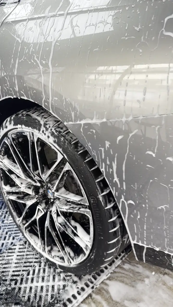 BMW i7 wheel wash