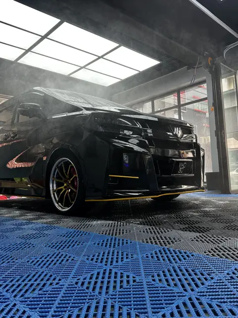 Black Alphard covered in snow foam