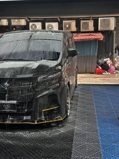 Black Alphard covered in snow foam