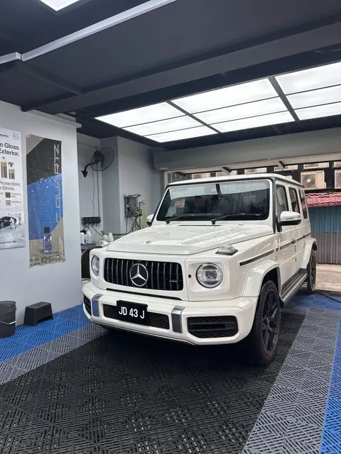 White Mercedes-AMG G 63 in the KOYA bay